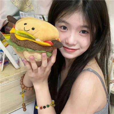 九顶假发的女孩